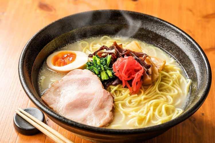 <p><span style="color:#B22222"><strong>9. Tonkotsu ramen / Japonya |</strong></span></p>
<p>Tonkotsu ramen, Japonya'nın Kyushu adasındaki Fukuoka Eyaleti, Kurume'de ortaya çıkan bir ramen yemeğidir ve Kyushu'ya özgü bir yemektir.</p>
<p> </p>