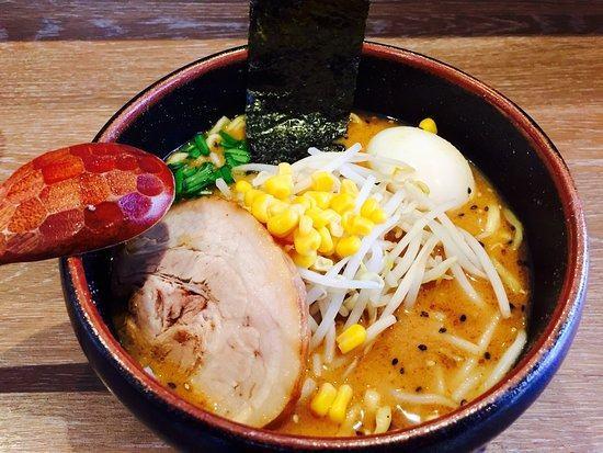 <p><span style="color:#B22222"><strong>10. Miso ramen / Japonya |</strong></span></p>
<p>Miso ramen, miso tabanı, et suyu ve sebzelerin bir wok'ta pişirilmesiyle yapılan bir yemektir. Karışım daha sonra fasulye filizi, kıyılmış domuz eti, sarımsak, tatlı mısır ve (bazen) yengeç, deniz tarağı ve kalamar gibi yerel deniz ürünleriyle doldurulur.</p>
<p> </p>