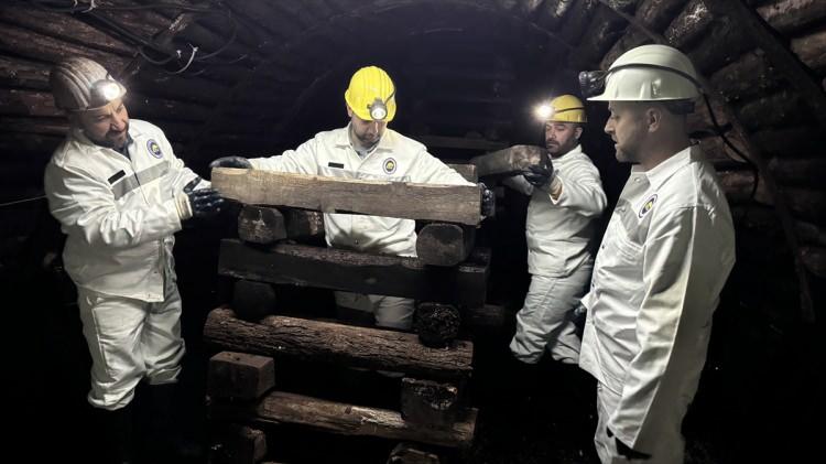 <p>6 Şubat depremlerinde Adıyaman'da enkaz altında kalan vatandaşlara 'ışık' olan madenciler, hayat kurtaran yöntemlerini depremlerin ikinci yılında anlattı. </p>
