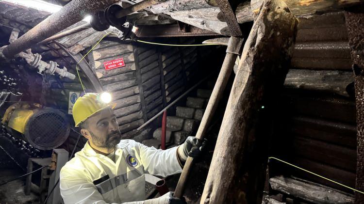<p>Zonguldak'ta yerin metrelerce altındaki taş kömürünü gün yüzüne çıkarmak için alın teri döken Türkiye Taşkömürü Kurumu işçileri, zorlu çalışma koşullarında kazandıkları deneyimlerle afetlerde arama kurtarma çalışmalarına da destek sağlıyor.</p>