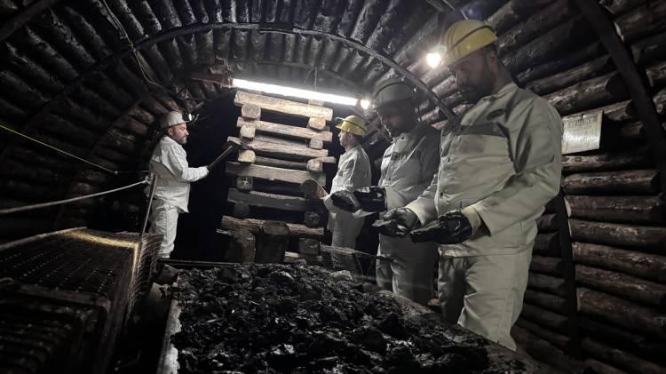 <p>Durdu, madende öğrendiklerini deprem bölgesinde uyguladıklarını belirterek, "Yıllardır madende çalışıyoruz. Enkaz altına girdiğimizde binalar yıkıktı, çatlaktı, sürekli depremler oluyordu. Aynı zamanda kendi sağlığımızı düşünmek zorundaydık. Madende öğrendiğimiz, ağaçtan yapılan 'domuzdamı' ve 'direk vurma' gibi her gün yaptığımız çalışma sistemlerimizi deprem bölgesinde uyguladık. Başarılı olduk çünkü daha hızlı ilerlememizi ve canlarımıza ulaşmamızı sağladı." diye konuştu.</p>

<p> </p>
