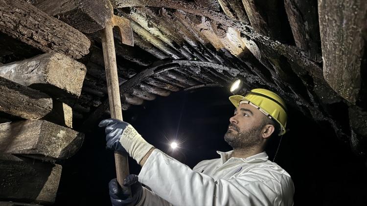 <p>Tahkimat yöntemlerinin enkazın çökmesini engellediği için daha rahat çalışma ortamı sağladığını anlatan Durdu, "Domuzdamı düzgün yapıldığı zaman madende bir madencinin güvenebileceği en iyi, en sağlam tahkimat sistemidir ancak domuzdamı düzgün yapılmazsa madenciyi de öldürebilir. Madende meşe gibi sert ağaçlar kullanırız ama deprem bölgesinde dal parçası, direk parçası gibi elimize ne geçtiyse hızlıca yapıp canlar kurtardık." ifadelerini kullandı.</p>

<p> </p>
