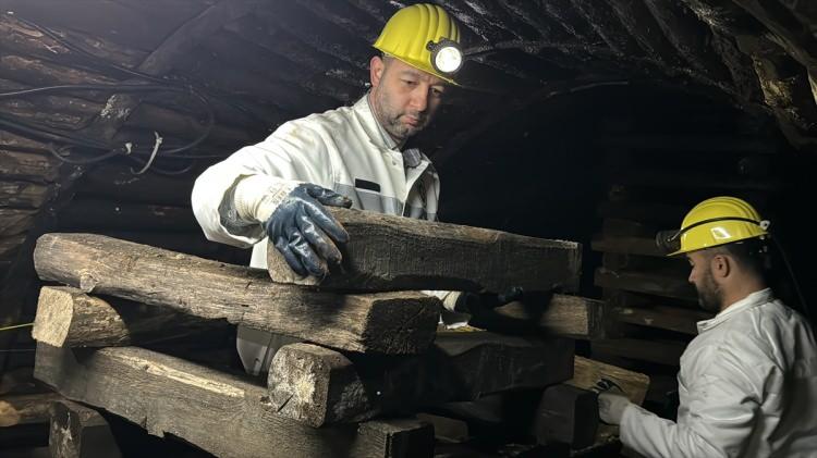<p>Durdu, "domuzdamı" ve "direk vurma"yı daha önce sadece madencilerin bildiğini dile getirerek, şimdi tüm kurtarma ekiplerinin bu yöntemi öğrendiğini sözlerine ekledi.</p>

<p> </p>
