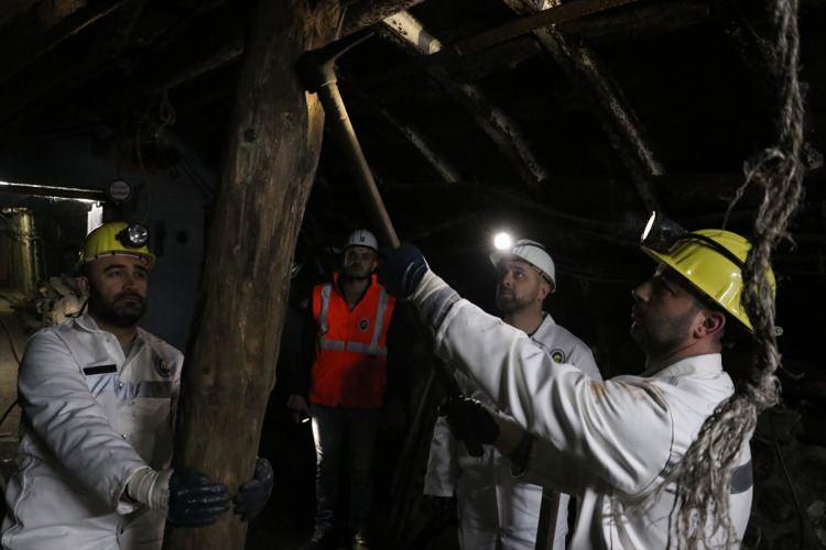 <p>Kurtarma çalışmaları sırasında iki kez deprem olduğunu dile getiren Sönmez, sözlerini şöyle sürdürdü:</p>

<p>"Bulunduğumuz yer alçaktı, içerideydik, depremde çıkamadık ama domuzdamı yaptığımız, tahkimatımıza güvendiğimiz için 'Burası sağlam.' diyerek rahatlıkla çalışmaya devam ettik. Domuzdamı hayat kurtaran bir tahkimat sistemidir. En çok bu sisteme güveniyoruz çünkü yerle tavanın bütün yükünü domuzdamı alıyor. Direklerin kırılma ihtimali var ama domuzdamı daha fazla katta yükü çekebiliyor. Daha çok alanı sağlam tuttuğu için altında ya da yanında rahatlıkla çalışabiliyoruz."</p>
