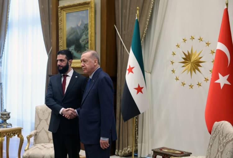 <p>Cumhurbaşkanı Erdoğan'ın, Suriye'nin Geçiş Hükümeti'nin yeni Cumhurbaşkanı Şara ile gerçekleştirdiği görüşme, dış basında geniş yankı uyandırdı. Özellikle Arap, Amerikan ve Avrupa basını, görüşmede öne çıkan konuları manşetlerine taşıdı.</p>

<p> </p>
