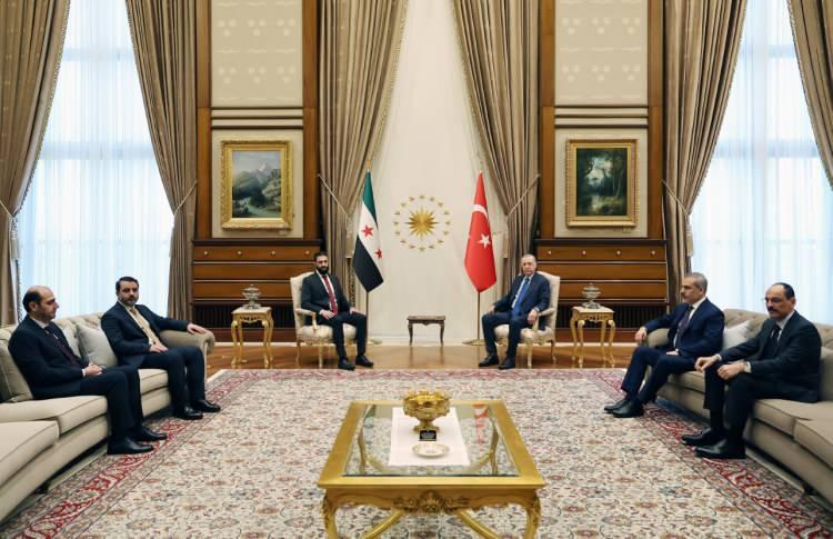 <p>Arap dünyası, Cumhurbaşkanı Erdoğan'ın, Suriye ile ilişkileri daha da geliştirmeye yönelik mesajlarına odaklandı. Cumhurbaşkanı Erdoğan'ın, "Önümüzdeki günlerde Suriye ile daha sıkı iletişimimiz olacak" sözü, Arap basınında en dikkat çeken başlıklardan biri oldu. </p>

