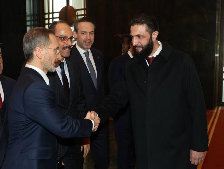 <p>Şara’nın, "Suriye ile Türkiye arasındaki ilişki; tarihi ve coğrafyayı aşan bir ilişkidir ve Cumhurbaşkanı Erdoğan'ı en kısa zamanda Suriye'yi ziyaret etmeye davet ediyoruz" sözleri, çeşitli medya organları tarafından aktarmaya değer görüldü.</p>
