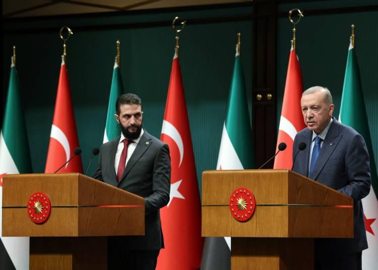 <p>Cumhurbaşkanı Erdoğan ile Ahmed Şara arasında gerçekleşen bu tarihi görüşme, Suriye-Türkiye ilişkilerinde yeni bir sayfanın açılmasına dair umutları artırdı. Görüşmenin ilerleyen dönemlerde bölgesel dengelere nasıl etki edeceği merakla bekleniyor.</p>
