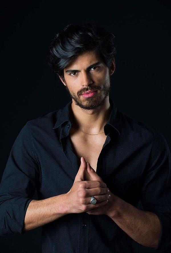 <p><span style="color:#000000"><strong>Demet Akalın'ın m&uuml;zik klibiyle dikkatleri &uuml;zerine &ccedil;eken T&uuml;rksever, aynı zamanda modellik alanında da başarısını kanıtlamıştır.</strong></span></p>
