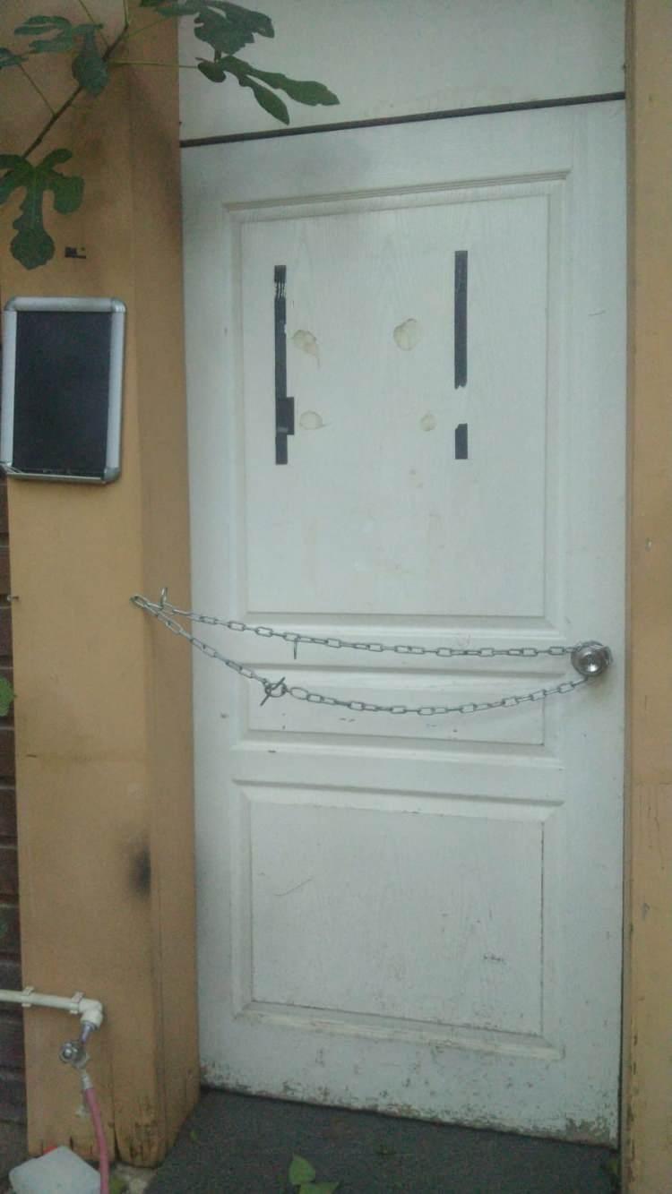 <p>Mescit yazısı s&ouml;k&uuml;ld&uuml;, kapı zincirlendi</p>

<p>Kemer Kaymakamlığı vatandaşın şikayeti sonrası harekete ge&ccedil;ti. İşletmenin i&ccedil;inde yer alan bahse konu yapıdaki mescit yazısı s&ouml;k&uuml;l&uuml;rken kapısına da zincir vurularak kullanımı engelledi.</p>
