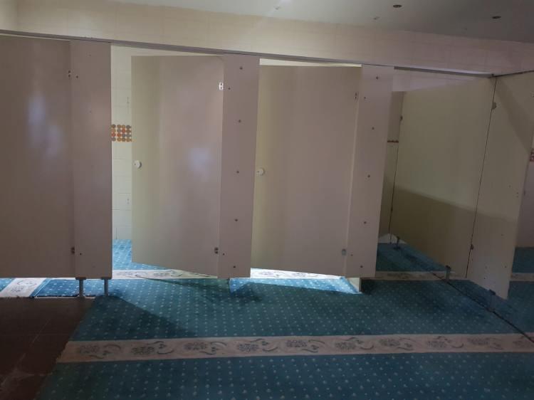 <p><strong>​</strong>Vaktin daralmasıyla birlikte Altuğ, kapısında Mescit yazan alana girip namazını kıldı. Altuğ, bir s&uuml;re sonra alandaki dikkatlice inceleyince kabinler ve tuvalet giderlerini g&ouml;r&uuml;nce şok oldu.</p>
