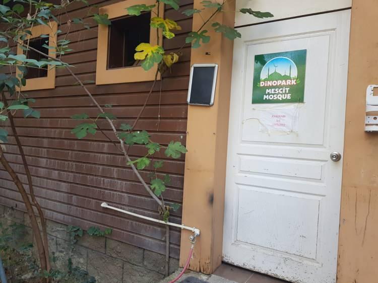 <p>"Basında g&ouml;rd&uuml;ğ&uuml;m&uuml;z ve hızlı bir şekilde tepkisini verdiğimiz &uuml;z&uuml;c&uuml; bir olaya maalesef biz de şahitlik ettik. İl&ccedil;emizde yer alan bir işletmenin mescit olarak planladığı alanın daha &ouml;nce kullanım şeklinden dolayı, buraya gelen misafirlerimiz tarafından g&ouml;r&uuml;l&uuml;p algılanması ve daha sonrasın haklı bir tepkisi oldu. Biz de kaymakamlık olarak olaya şahit olduktan sonra ilgili yetkililerimizi olay yerine g&ouml;nderdik. Her ne kadar burada başlangı&ccedil; itibariyle vatandaşın ibadetini yapması i&ccedil;in bir alan oluşturulma &ccedil;abası olsa dahi bile, alanın uygun olmadığı, vatandaşların kalben ve rızaen burada ibadet yapması konusunda eksiklik hissedeceği ve olumlu bir havanın olmayacağından dolayı, bizler yetkililerimizle birlikte işletmenin i&ccedil;indeki o alanın tamamen kullanımını engelledik. Hi&ccedil;bir şekilde alanda bir tasarruf bulunma yetkileri kalmadı. İlgili ve diğer t&uuml;m işletmelerden de talebimiz, vatandaşlarımızın ibadetini d&uuml;zg&uuml;n ve doğru bir şekilde yerine getirebilmesi adına hassas yaklaşılması. Bu şekilde imkan dışı veya farklı algılamalara sebebiyet verecek mekanların kullanılmasına bizler de hi&ccedil;bir şekilde rıza g&ouml;steremeyiz, g&ouml;stermeyeceğiz de. Vatandaşlarımızın duyarlılığından dolayı teşekk&uuml;r ediyorum. "</p>
