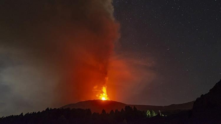 <p>1190 kilometre kare alan kaplarken, taban çevresi 140 km'ye kadar varıyor. İtalya'nın en büyük üç aktif yanardağından biri olan Etna, yüksekliği en yakın rakibi Vezüv'ün üç katı, Stromboli'nin 3,5 katı kadar. Yanardağ, 2013'te Dünya Mirası ilan edildi.</p>
