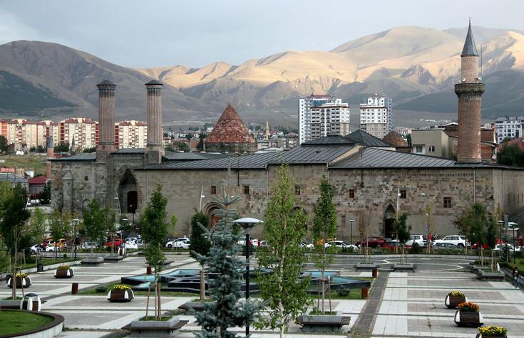 <p>11. Türkiye’de en fazla yükseltisi olan il:</p>
<p>ERZURUM (1900 M)</p>
<p> </p>