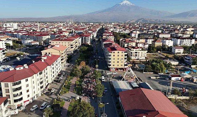 <p>14. Türkiye’nin EN doğu ucunda bulunan ili IĞDIR, batıda ise ÇANAKKALE’ dir.</p>
<p> </p>
