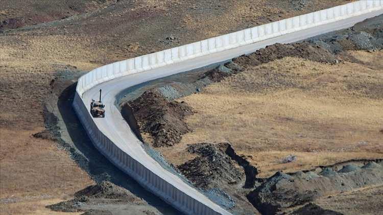 <p>15. Türkiye’nin EN uzun sınırının olduğu ülke SURİYE, En kısa sınırı ise NAHCİVAN (AZERBAYCAN)’dır.</p>