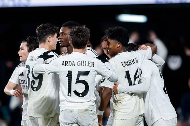 <p>İspanyol futbol takımı Real Madrid tek bir sezonda 1 milyar euro gelir elde eden ilk futbol kulübü olarak tarihe geçti.</p>

