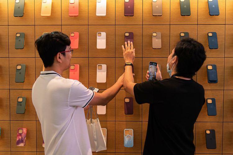<p>Apple’ın geçtiğimiz günlerde yayınladığı iOS 18.3, getirdiği yeniliklerle dikkat çekerken aynı zamanda çok sayıda hatayı da düzeltti. Yenilikler arasında Apple Intelligence için bazı iyileştirmeler yapılırken, birtakım özellik de eklendi.</p>