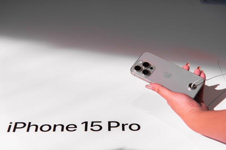 <p>Bu özellikler arasında iPhone 16 serisi için yeni Görsel Zeka geldi. Bu özellik sayesinde kullanıcılar yan tarafta yer alan kamera düğmesine basarak bitki ve hayvanları tanıyabilirken, aynı zamanda çevredeki diğer nesnelerle ilgili bilgi sahibi de olabilir. </p>