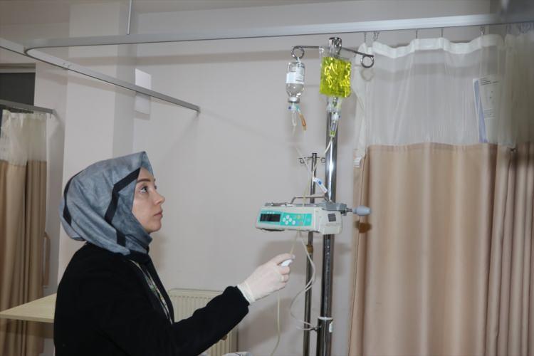 <p>"Son yıllarda giderek artan 'sarı serum' diye uydurulmuş tedavi biçimi ortaya çıktı. Bu sanki gerçekten gribin tedavisiymiş gibi hız kazanmasıyla beklenmedik şekilde halk arasında sarı serum talebi oluştu. Böyle bir serum ve tedavi biçimi yoktur. Bu ilaçların her biri ayrı ayrı alerjen etkiye sahip. Kullanılan çoklu ilaçlar damar yolundan gönderildiğinden ciddi alerji riski taşıyor. Hekimler olarak bunu hastalara her sefer izah edip talepleri geri çeviriyoruz fakat bazı sağlık kabinlerinde, evde ya da özel sağlık kuruluşlarında bu taleplerin daha kolay karşılandığını duyuyoruz."</p>
<p> </p>