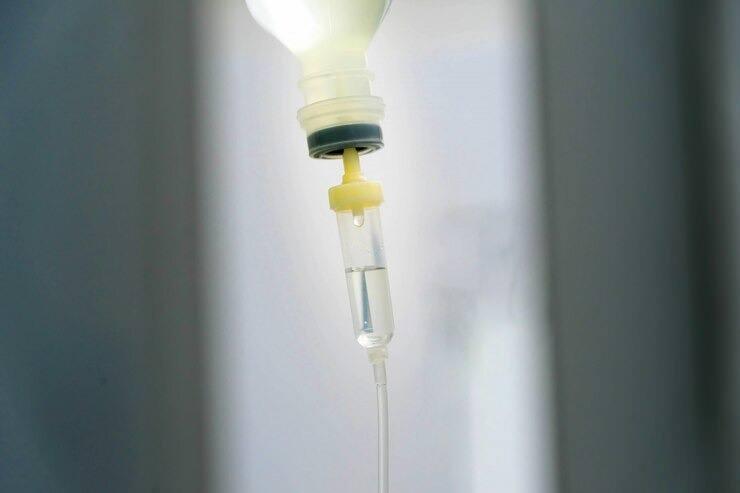 <p>"Çoklu ilaç kullanımı öldürücü alerjik reaksiyona sebep olabiliyor ve alerjinin hangi ilaçtan geldiği belli de olmayabilir. Damar yolundan verilen ilaçlar, hızlıca kana karıştığından bu, ani ve öldürücü bir etki şeklinde karşınıza çıkabilir. Bu alerjik reaksiyon, solunum yollarının şiddetli şekilde daralması ve kasılmasına, damar yatağında kan dolaşımının bozulmasına sebep oluyor. Ciddi tansiyon düşüklüğü ve solunum yollarında şişme de yapıp tamamen solunum yolunu kapamasıyla insanı ölüme kadar götüren şiddetli reaksiyon ortaya çıkarıyor."</p>