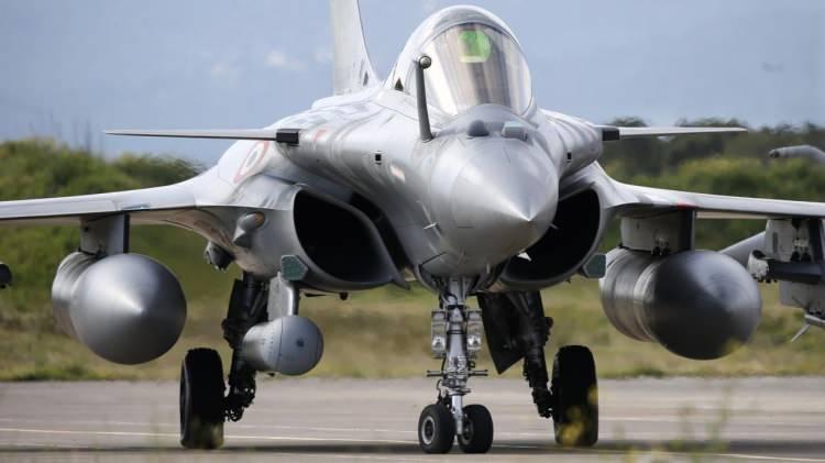 <p>Atina'nın envanterinde her biri Meteor füzeleriyle donatılmış 24 Rafale savaş uçağı bulunuyor.</p>
