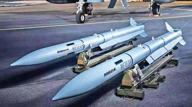 <p>Atina'nın envanterinde her biri Meteor füzeleriyle donatılmış 24 Rafale savaş uçağı bulunuyor.</p>
