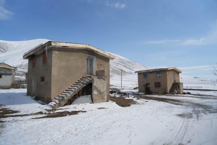 <p>Resmi rakamlara göre <strong>2 bin 369</strong> kişinin hayatını kaybettiği, binlerce evin yıkıldığı felaketin ardından, hak sahiplerinin barınma sorunu kısmen çözülse de barınmas sorunu tekrar gündeme geldi. </p>
