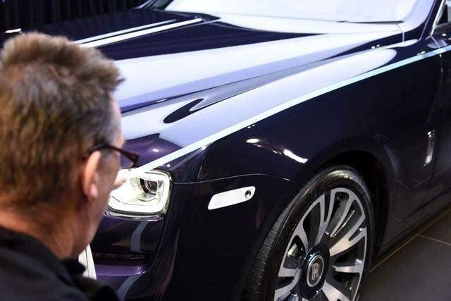 <p>Bu titiz ve özenli el işçiliği, lüks otomobil dünyasında benzersiz bir detay olarak kabul edilirken, Mark Court’un Rolls-Royce otomobillerine kattığı ince sanat, otomotiv sektöründe eşi benzeri olmayan bir prestij unsuru olarak öne çıkıyor.</p>
