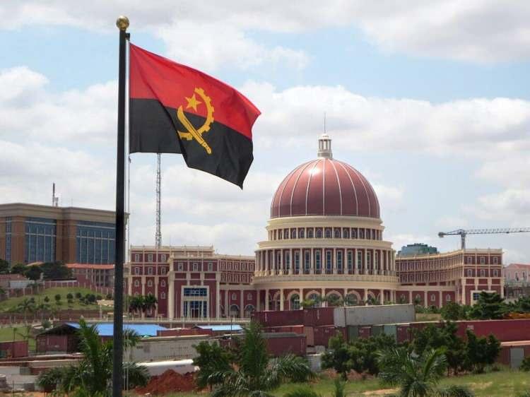 <p><span style="color:#B22222"><strong>2) ANGOLA</strong></span></p>