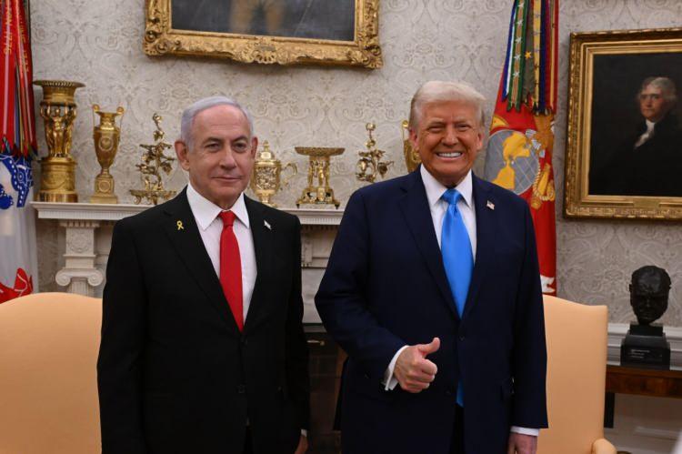 <p>ABD Başkanı Donald Trump resmi temaslarda bulunmak üzere başkent Washington'u ziyaret eden İsrail Başbakanı Binyamin Netanyahu ile Beyaz Saray'da bir araya geldi.</p>
