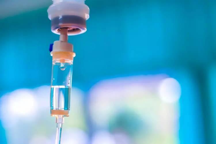 <p>İçeriğinde genellikle B ve C vitaminleri, magnezyum, minaraller ve bazı ağrı kesiciler bulunan ve tıbbi adı olmasa da halk arasında adını renginden alan "sarı serum", hastaneler dışında evlerde de uygulanmaya başladı.</p>