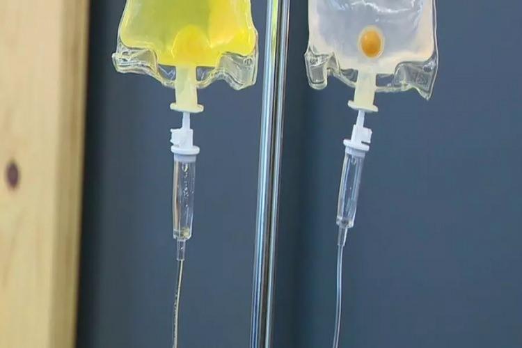 <p>Sosyal medya üzerinden rahatlıkla ulaşılabilen bazı firma ya da kişiler, 1500 liraya adrese teslim, içinde ağrı kesiciden vitaminlere, 6-7 kalem ilaç bulunan kokteyl serumla 300 liraya antibiyotik ve ağrı kesici içeren iğne hizmeti veriyor. </p>
