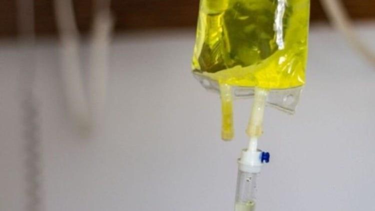 <p>Doktor gözetimi olmadan yapılan ve ciddi sağlık riskleri taşıyan uygulama hakkında uzmanlar, açıklamalarda bulundu. Kış mevsimlerinde gribin zirve yaptığına, salgın hastalıkların baş gösterdiğine dikkati çeken Acil Tıp Uzmanları Derneği Başkanı Prof. Dr. Başar Cander, ateş, baş ağrısı, kırgınlık gibi şikayetlerle hastaların sık sık hastanelere başvurduğunu anlattı. Prof. Dr. Cander, "Birçok hasta, 'Serum takılırsa daha mı çabuk iyileşirim?' gibi bir düşüncenin içine giriyor. Bunu hastanede bu tedaviye uygun olan hastalara veriyoruz ama hastane dışında tetkik, tahlil, muayane olmadan serum takılması hiç alıştığımız şeyler değil ve son yıllarda karşımıza çıkıyor. Böyle bir sektör oluştu. Normal şartlarda sağlık çalışanları olarak grip geçiriyoruz ama serum taktırmıyoruz. Serum özel durumlarda takılır." diye konuştu.</p>