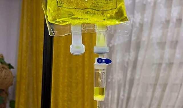 <p>Genellikle halsiz, yaşlı, ek hastalığı olan, vücut direnci düşük, ağız yoluyla beslenemeyen hastalarda doktor kararı ve gözetiminde sarı serumların takıldığını aktaran Cander, "Bu tedavi etmek için değil, vücut direncini artırmak, vücudu hastalığa karşı daha güçlü hale getirmek için takılıyor. Tedavi edici bir özelliği yok. Kendimiz grip olduğumuzda yatıp, dinlenip, ilacımızı alıyoruz. Hastanede bile hasta 'Bana bir serum takın.' diyor. Bu hastanede bile yanlışken, bunu bir de evde taktırıyorlar, ciddi yanlış uygulamalar." ifadelerini kullandı.</p>