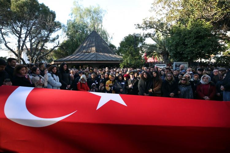 <p>Burada düzenlenen törene şehidin babası Savaş Yetişen, annesi Ayşe yetişen, eşi Esin Yetişen ve bugün doğum günü olan kızı Ece Yetişen, Ulaştırma ve Altyapı Bakan Yardımcısı Ömer Fatih Sayan, Aydın Valisi Yakup Canbolat, AK Parti Aydın Milletvekili Mustafa Savaş, CHP Aydın Milletvekili Bülent Tezcan, Evrim Karakoz, Süleyman Bülbül, İYİ Parti Aydın Milletvekili Ömer Karakaş, Aydın Büyükşehir Belediye Başkanı Özlem Çerçioğlu, AK Parti İl Başkanı Mehmet Erdem, CHP İl Başkanı Hikmet Saatçı, askeri erkan ve vatandaşlar katıldı. </p>
