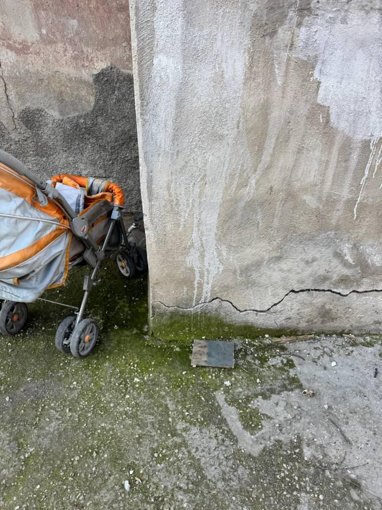 <p>Öte yandan, apartmanın bodrum katındaki çatlaklar bir vatandaşın cep telefonu ile çektiği görüntülere yansıdı.</p>

<p> </p>
