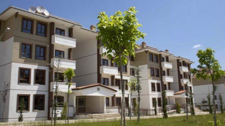 <p><span style="color:#B22222"><strong>Örnek Konut Bilgisi:</strong></span></p>
<p><strong>Blok ve Kat Bilgisi: </strong>GK BLOK içerisinde, farklı bloklarda (GK-1, GK-2, GK-3, GK-4) çeşitli katlarda yer alan konutlar</p>
<p><strong>Konut Tipi:</strong> 2+1</p>
<p><strong>Brüt ve Net Metrekare:</strong> 86,12 m² brüt, 68,87 m² net</p>
<p><strong>Ödeme Planı: </strong>Satış bedellerinin belirlenmesinde peşinat oranı (%25) ve vade başlangıç taksit bedelleri sabit olarak uygulanmaktadır.</p>