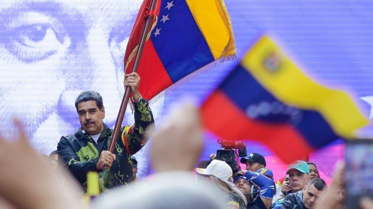 <p><span style="color:#B22222"><strong>8) VENEZUELA</strong></span></p>
<p> </p>
<p><span style="color:#B22222"><strong>Nedeni: </strong></span> Yaptırımlar, Juan Guaidó'nun geçici başkan olarak tanınması ve askeri müdahale tehditleri.</p>