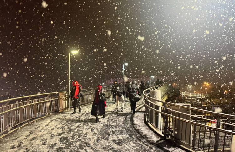 <p>&Ouml;zellikle d&uuml;n akşam ve bu sabah saatlerinden itibaren İstanbul'da aniden bastıran kar yağışı kenti etkiledi.&nbsp;</p>
