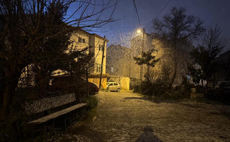 <p>Kar yağışının etkisini artırması sonrası bazı kazalar meydana geldi.</p>
