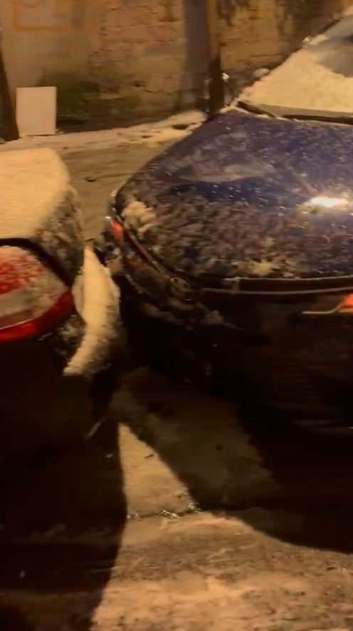 <p>Maddi hasarlı kazalar da meydana gelirken, bir polis ekibi aracı kayarak &ouml;nce duran otomobile, sonra da duvara &ccedil;arptı.</p>
