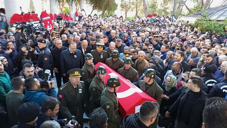 <p>Helallik alınmasının ardından Şehit Binbaşı Yetişen'in cenazesi ikindide Bey Camii'ne götürüldü. </p>
