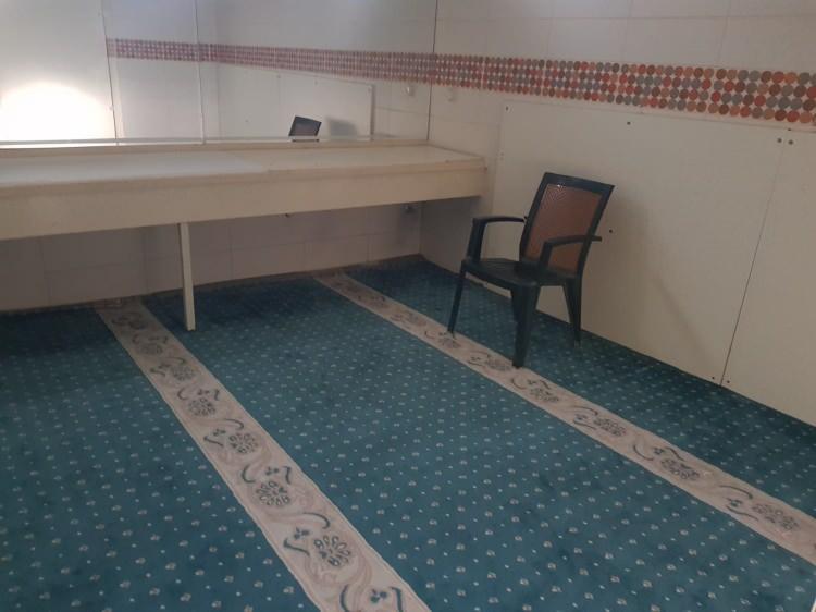 <p><span style="color:rgb(0, 0, 0)">Mescit içinde, tuvaletten önce kalma lavaboların ise olduğu gibi durduğu görülüyor. Alanının giriş kapısına "Mescit" yazısının asıldığı da gözlerden kaçmadı.</span></p>
