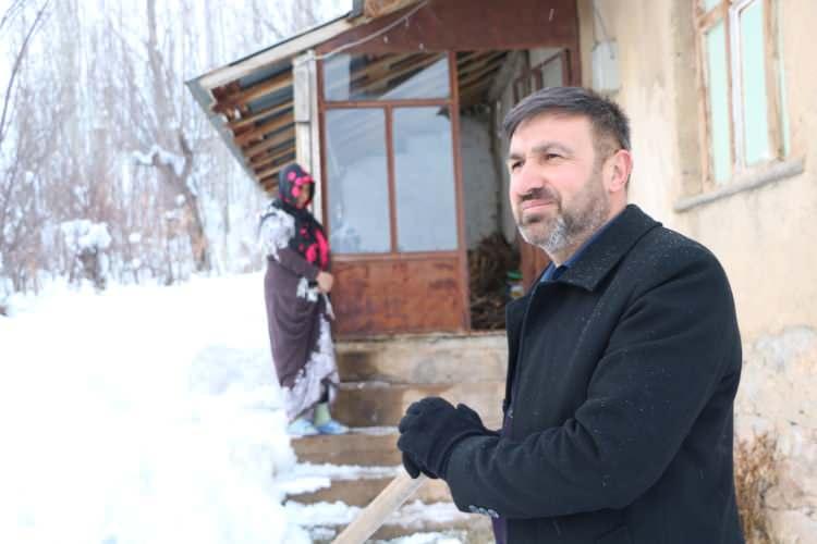 <p>Yüksekovalı Cafer ile İran uyruklu eşi Şilan Çakar ise mezrayı terk etmeyip, burada yaşamaya devam etti. </p>
