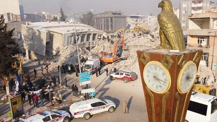 <p>En büyük hasarın oluştuğu illerden biri olan Adıyaman’ın simgelerinden Saat Kulesi’ndeki saatler 04.17’de durdu. </p>