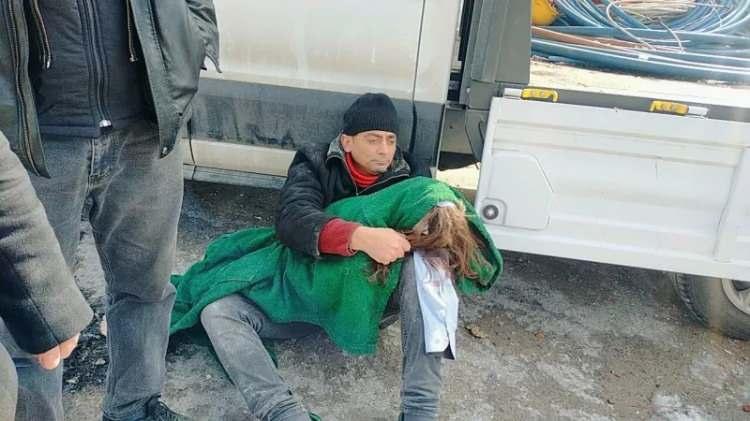 <p>Kim olduğu bilinmeyen ve enkazdan kurtarılamayan küçük kızını bir battaniyeye sararak kollarında taşıyan baba, yaşanan dramın bir öreğini oluşturdu.</p>

<p> </p>
