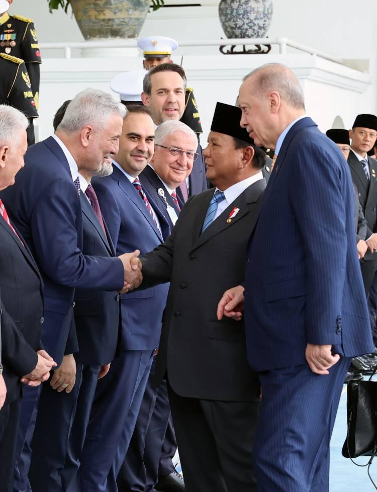 <p>Törende, Dışişleri Bakanı Hakan Fidan, Enerji ve Tabii Kaynaklar Bakanı Alparslan Bayraktar, Milli Savunma Bakanı Yaşar Güler, Sanayi ve Teknoloji Bakanı Mehmet Fatih Kacır, Tarım ve Orman Bakanı İbrahim Yumaklı, Ticaret Bakanı Ömer Bolat, Türk Devletleri Teşkilatı Aksakallar Konseyi Başkanı Binali Yıldırım, Cumhurbaşkanlığı İletişim Başkanı Fahrettin Altun, Cumhurbaşkanlığı Özel Kalem Müdürü Hasan Doğan, Cumhurbaşkanı Dış Politika ve Güvenlik Başdanışmanı Akif Çağatay Kılıç, Cumhurbaşkanlığı Savunma Sanayii Başkanı Haluk Görgün, Diyanet İşleri Başkanı Ali Erbaş, Yüksek Öğretim Kurulu Başkanı Erol Özvar ve BAYKAR Genel Müdürü Haluk Bayraktar ile Türkiye'nin Endonezya Büyükelçisi Talip Küçükcan da hazır bulundu.</p>
