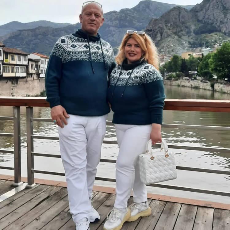 <p>Çok sayıda elbiseleri bulunduğu için her gün ne giyeceklerini ayarlamakta güçlük çekmediğini anlatan Ladikli, "Renk uyumu kalp ve hayat uyumu demektir. Bu, bizim yaşam şeklimiz. Birimizin üstüne bir şey döküldüğü zaman bile hemen kıyafetlerimizi değiştiriyoruz. Bunu hep sürdüreceğiz" diye konuştu.</p>

<p> </p>
