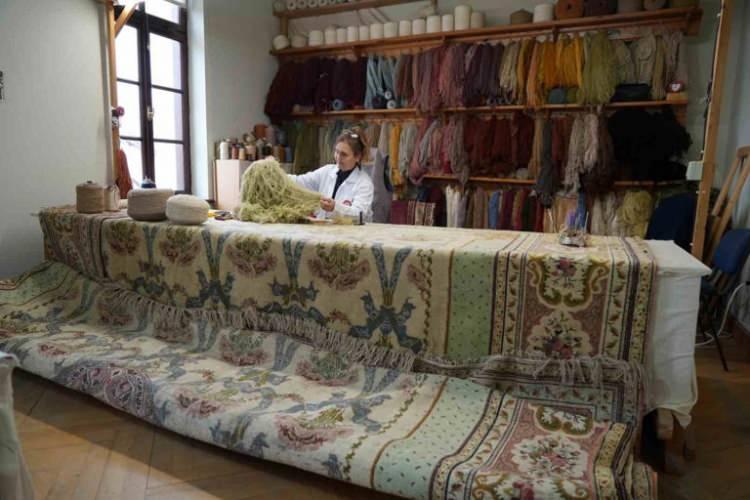 <p>Restorasyon sürecinde halıların saçak zincirleri çekilip sabitleniyor, kopmuş atkı ve çözgü telleri tamamlanıyor, güve yenikleri onarılıyor. Eksik su yolu yeniden dokunarak kenarları sağlamlaştırılıyor. Hereke imzalı halı, son aşamada tesviye ve ütü işlemleri ile eski görkemine kavuşturulacak.</p>

<p> </p>
